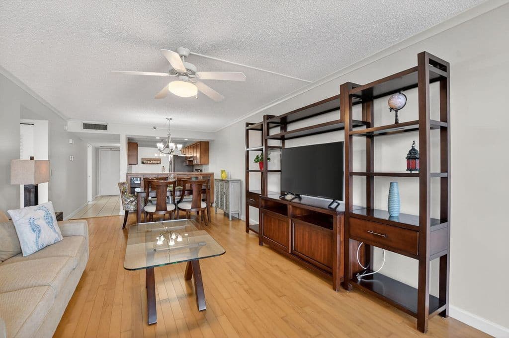 2-bedroom Condo — 20 Royal Palm Way #602