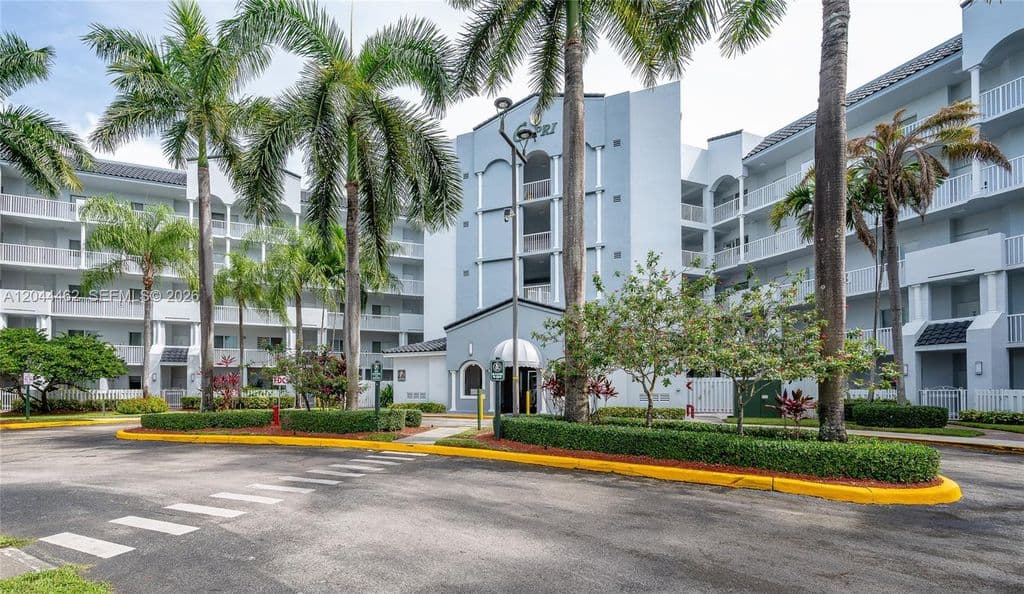 3-bedroom Condo — 10700 NW 66th St APT 204