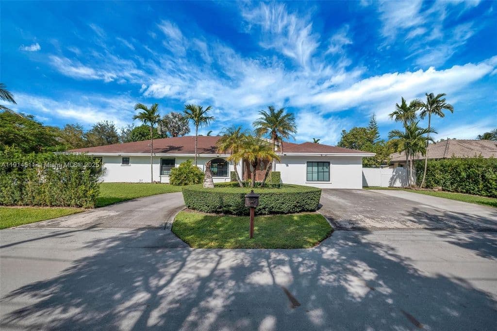 6+1 Müstakil ev — 10195 NW 26th St