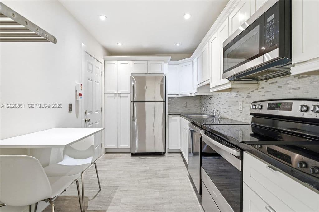 2+1 Condo — 1200 Mariposa Ave APT E104