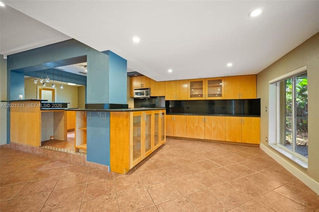4-bedroom Single-Family Home — 4512 SW 37th Ave