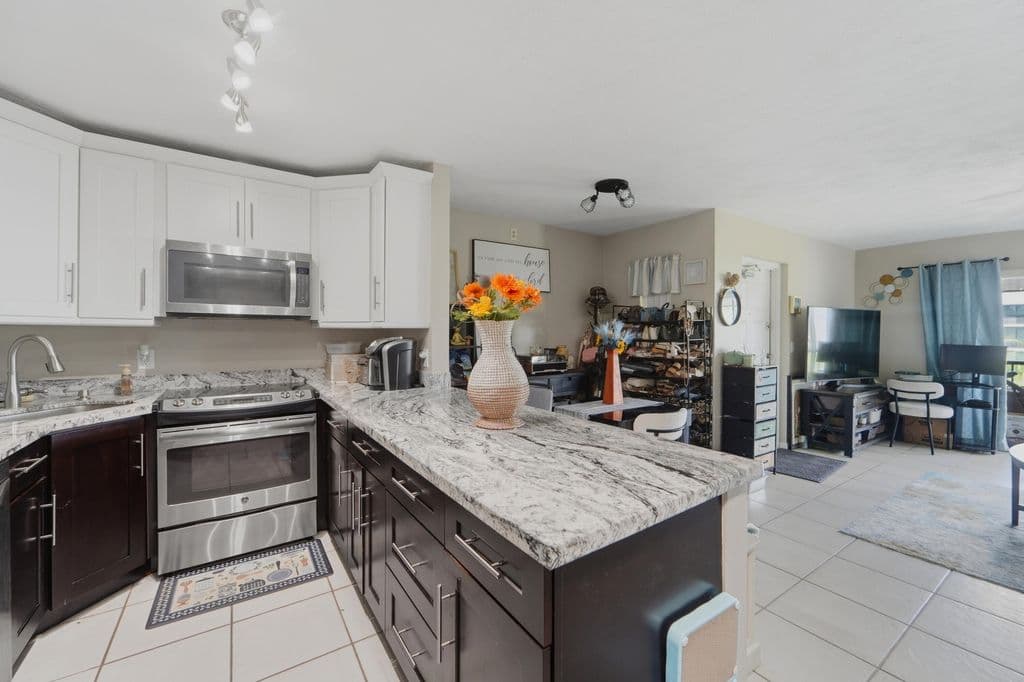 2-bedroom Condo — 1013 GREEN PINE Boulevard #C2