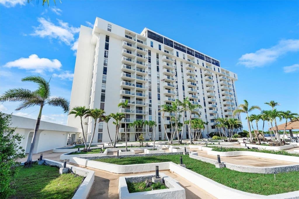 2+1 Condo — 13499 Biscayne Blvd APT 406