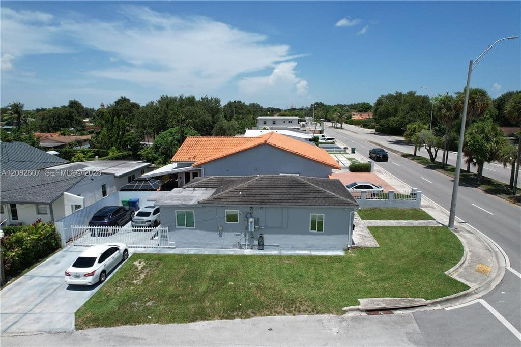 1+1 Müstakil ev — 5941 Coral Way
