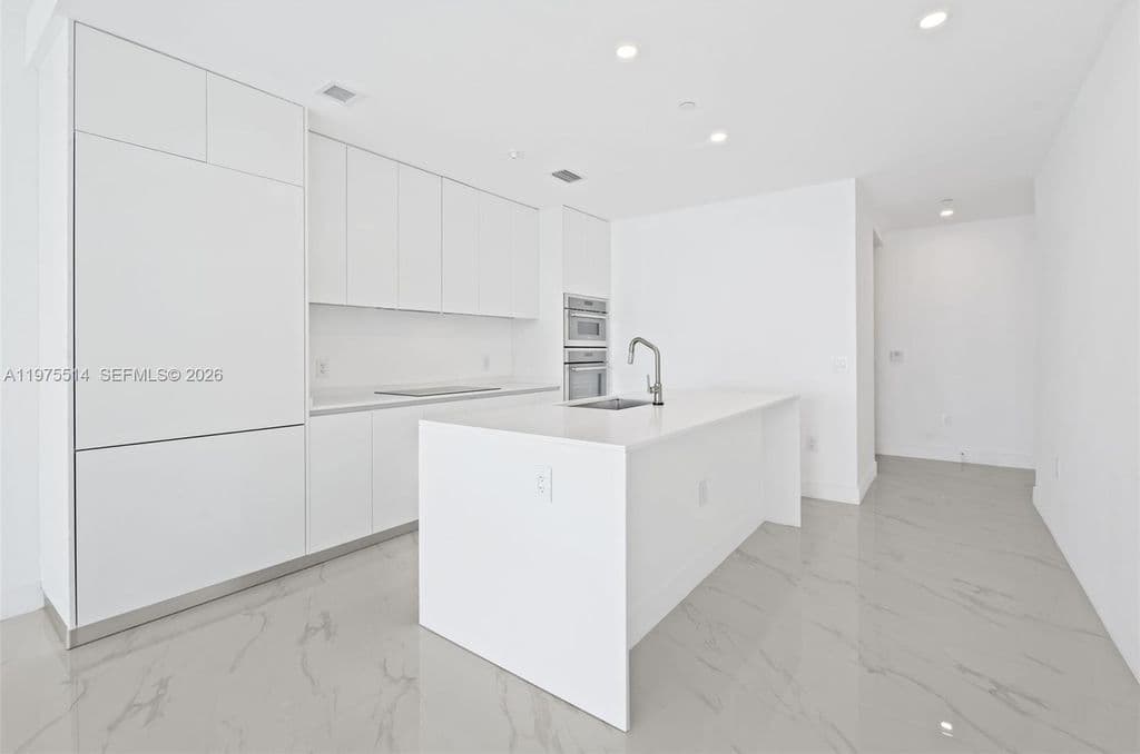 3-bedroom Condo — 700 NE 24th St #805