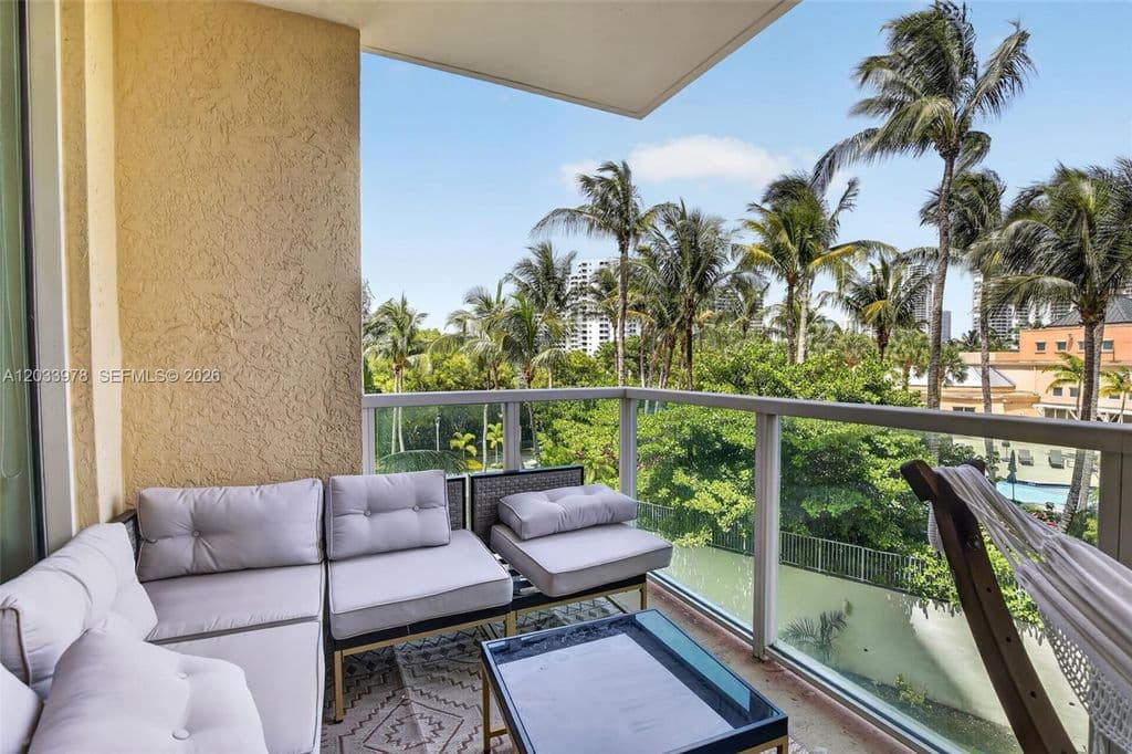 3+1 Condo — 3340 NE 190th St APT 402