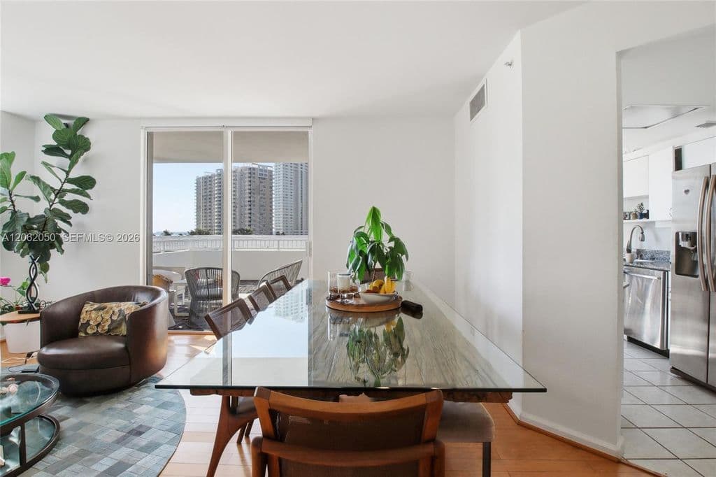 2+1 Condo — 701 Brickell Key Blvd APT 610