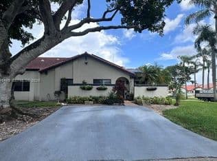 3-bedroom Townhouse — 6633 NW 178th Ter, Hialeah, 33015