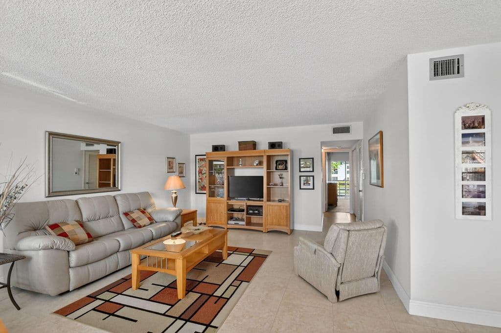 2+1 Condo — 202 Wellington D