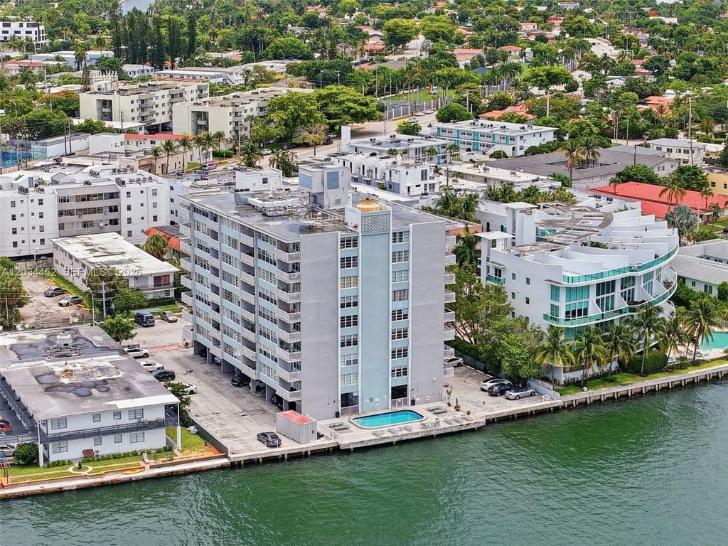 2+1 Condo — 2016 Bay Dr APT 504