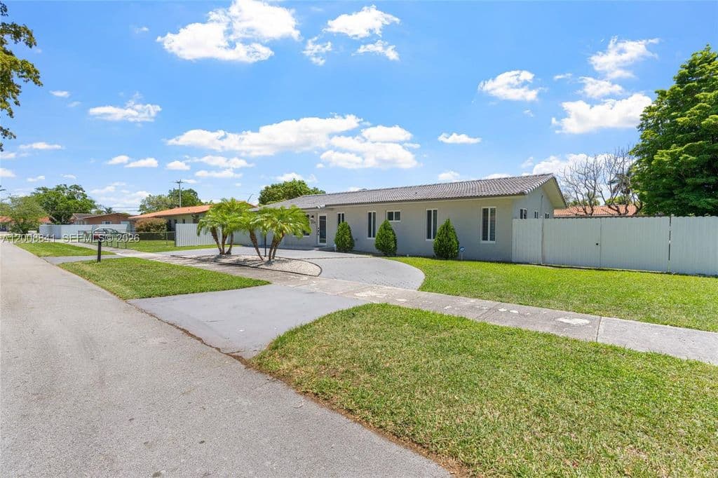 5-bedroom Single-Family Home — 12724 SW 33rd Ter