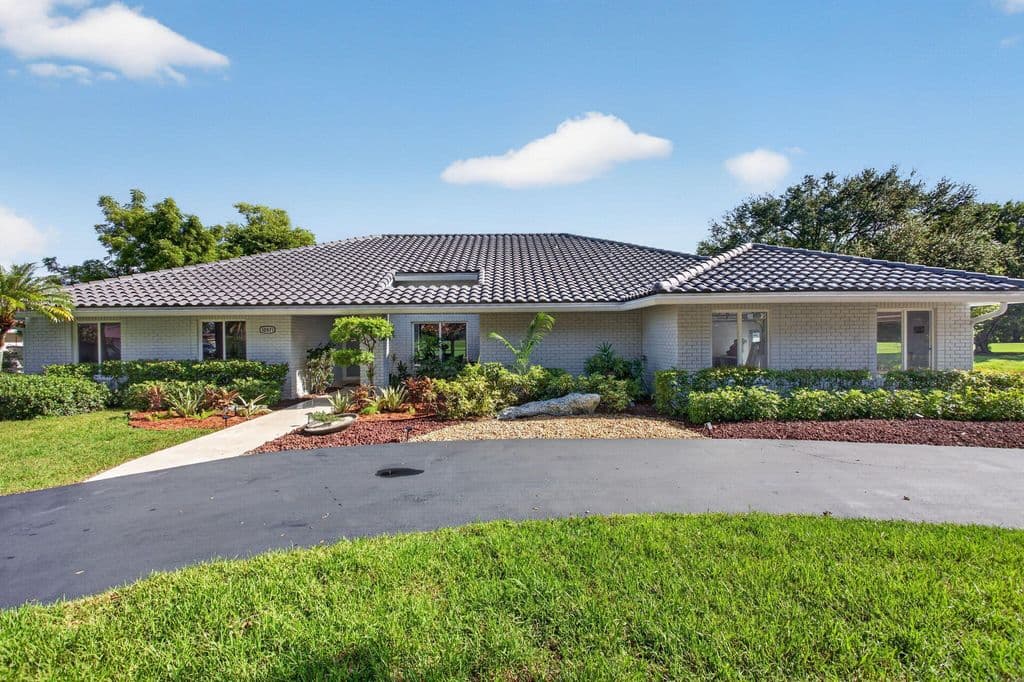 5+1 Müstakil ev — 10971 NW 24TH Street
