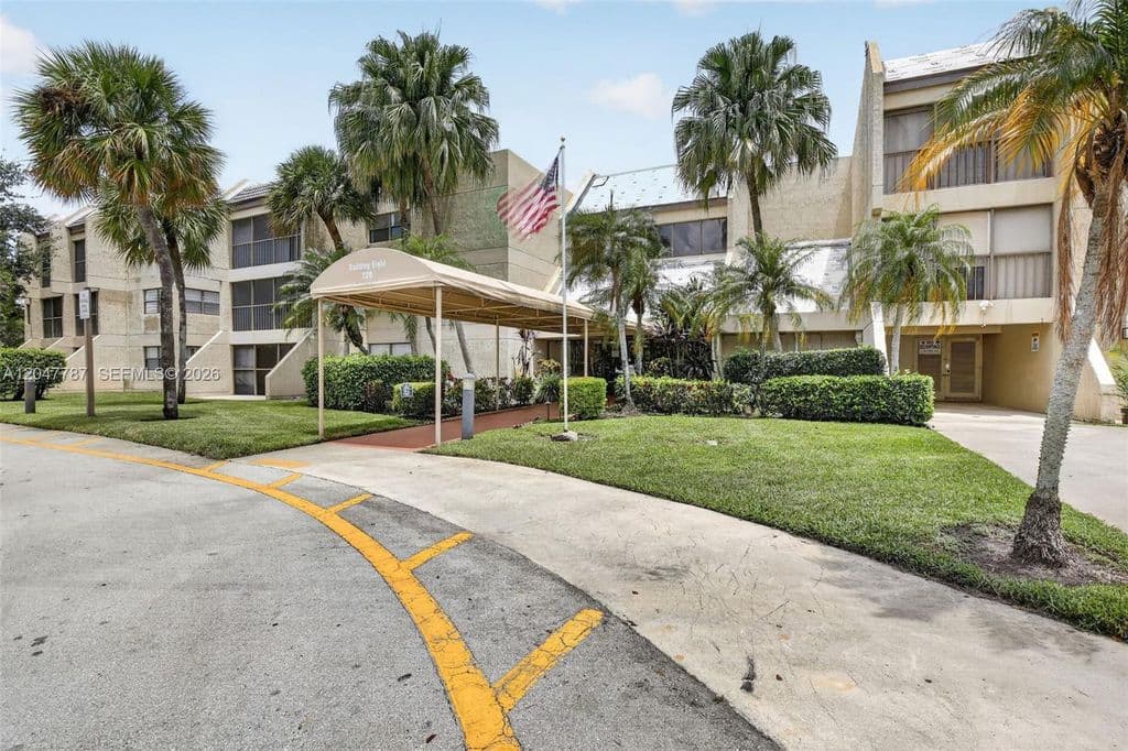 2-bedroom Condo — 220 Lakeview Dr APT 210