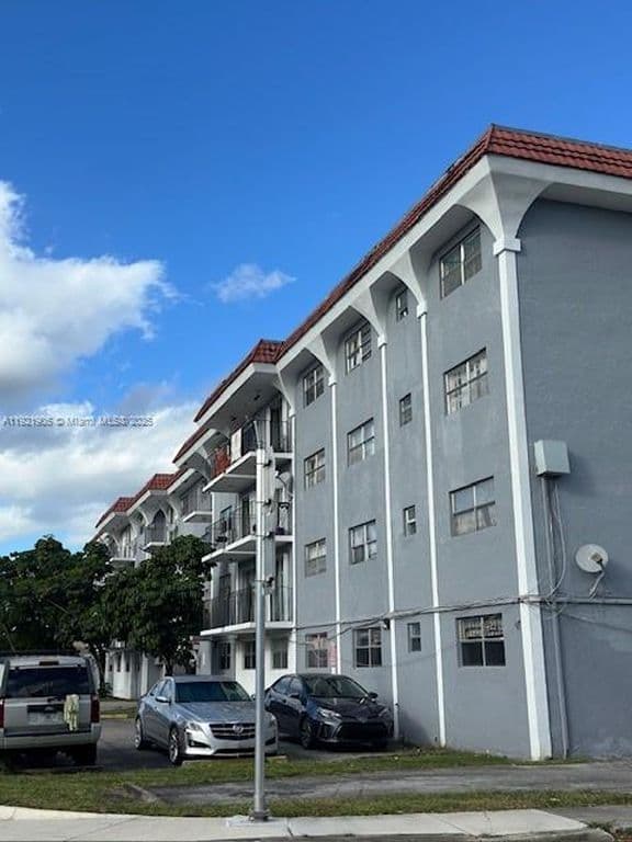2+1 Condo — 13725 NE 6th Ave APT 209