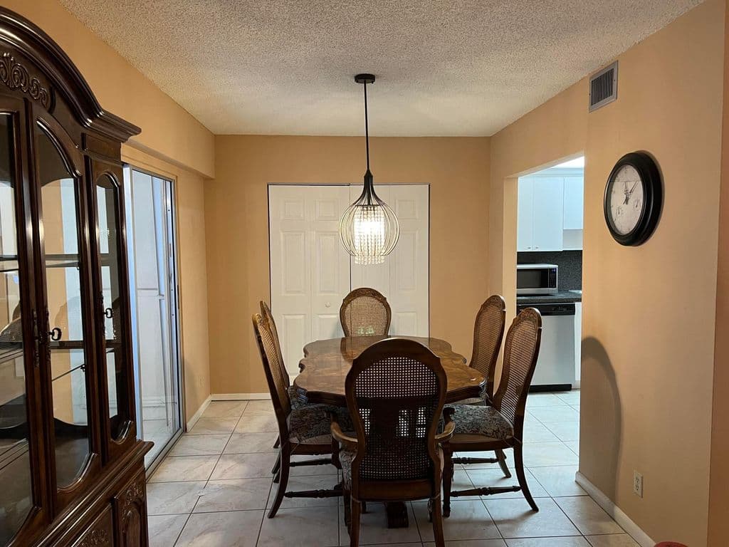 1-bedroom Condo — 203 Suffolk #E