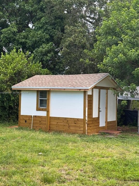 3+1 Müstakil ev — 470 NE 130th St