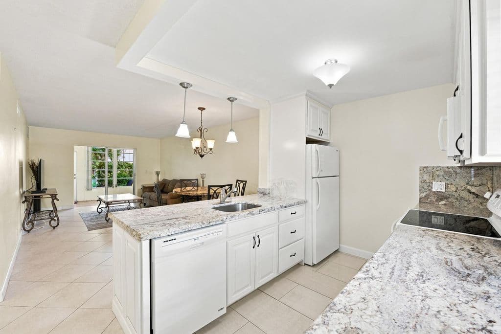 2+1 Condo — 2223 NE 1st Court #101