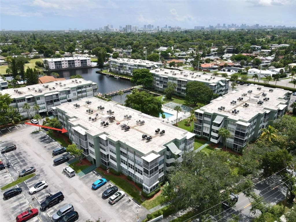 1+1 Condo — 2771 Taft St APT 302
