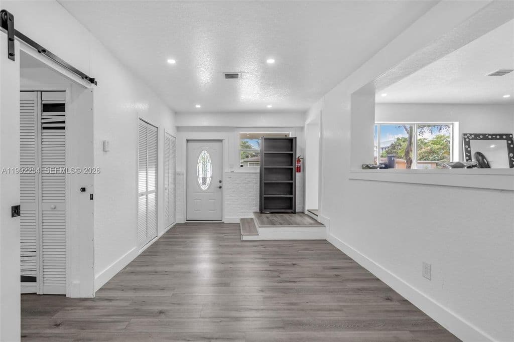 4+1 Müstakil ev — 181 NE 121st St