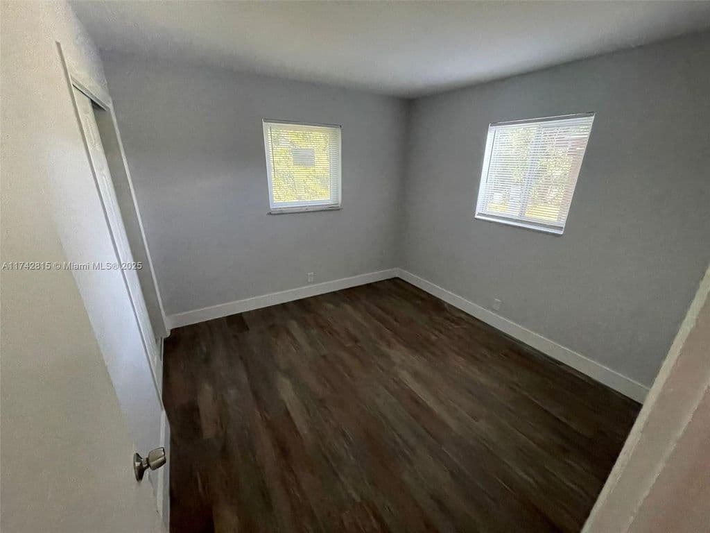 4+1 Müstakil ev — 4421 NW 12th Ct