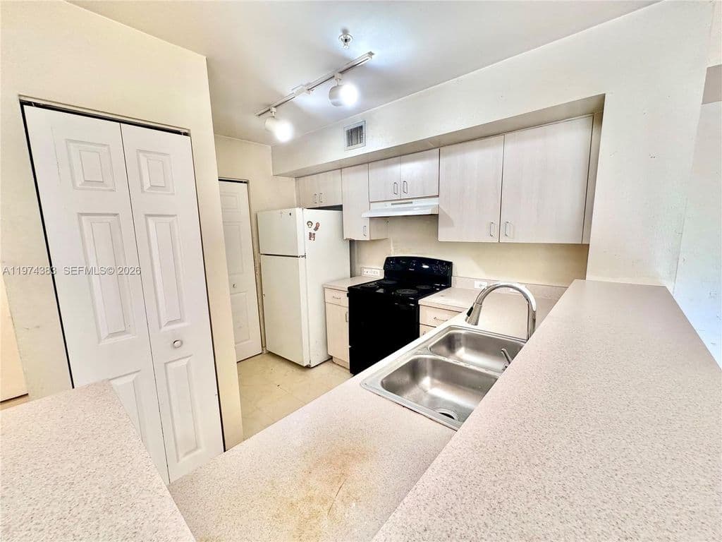 2-bedroom Condo — 11185 SW 6th St APT 303