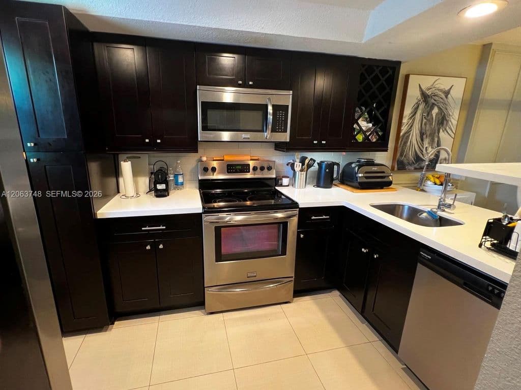 2-bedroom Condo — 111 Royal Park Dr APT 1F