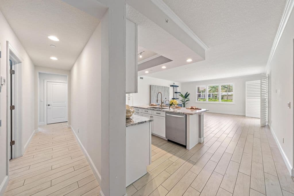 3-bedroom Condo — 411 Bay Colony Drive N