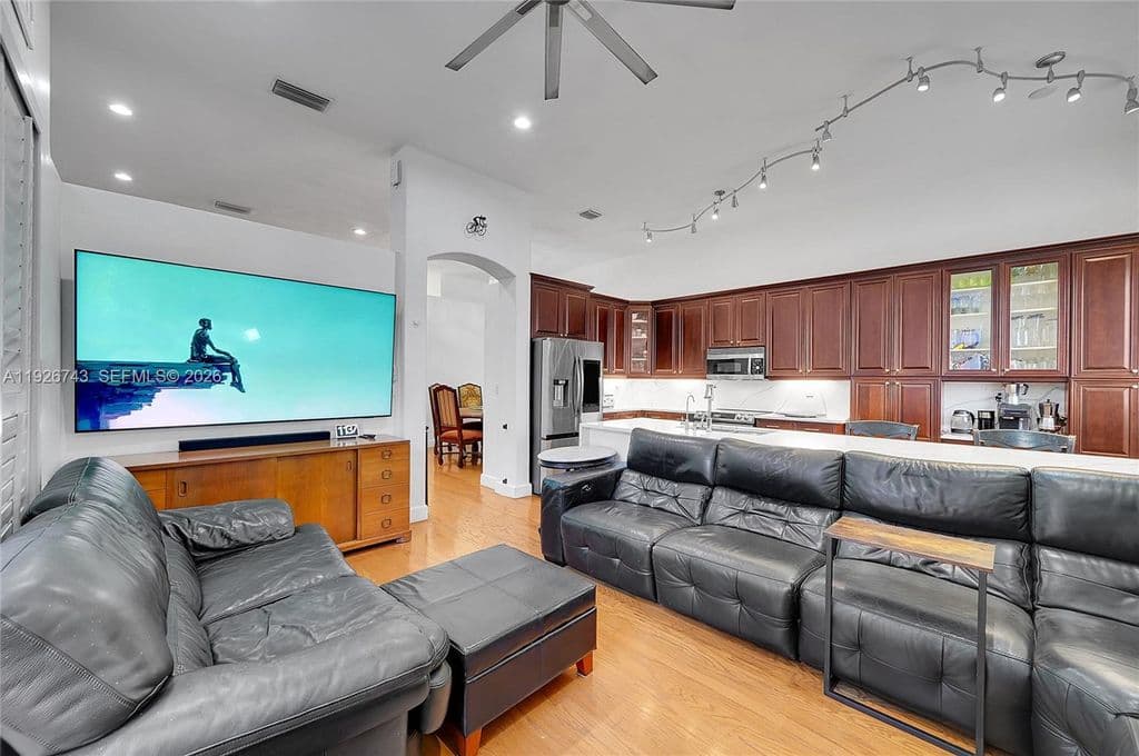 4+1 Müstakil ev — 1135 Satinleaf St