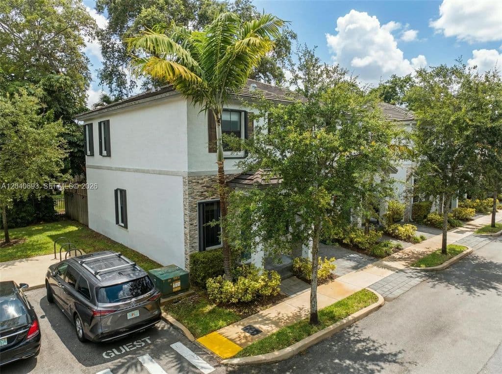 3+1 Mülk — 2821 SW 17th Ave