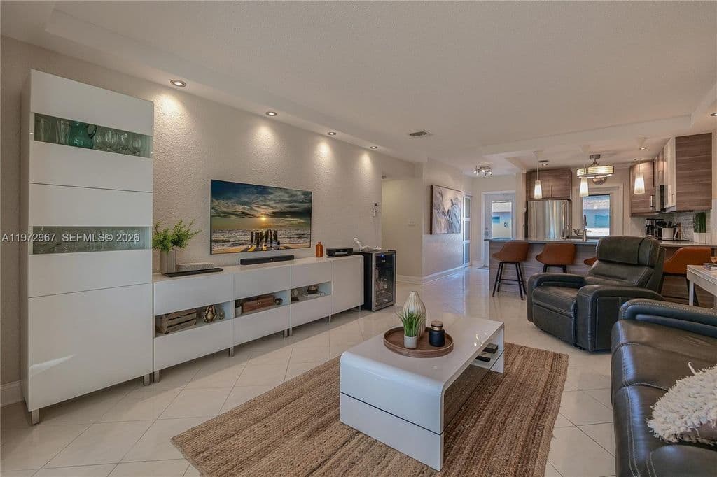 2-bedroom Condo — 5171 W Oakland Park Blvd #309