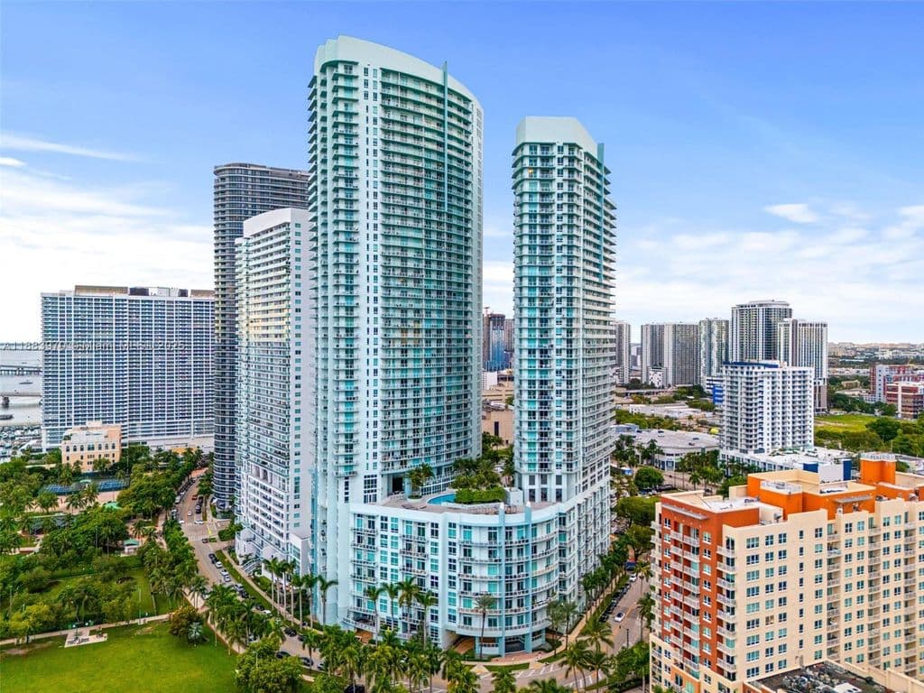 2-bedroom Condo — 1900 N Bayshore Dr APT 4018