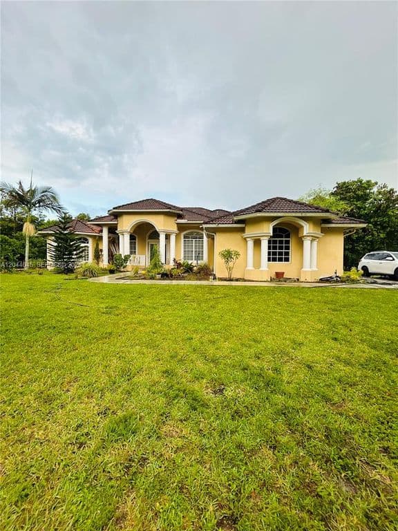4-bedroom Single-Family Home — 13754 48th Ct N