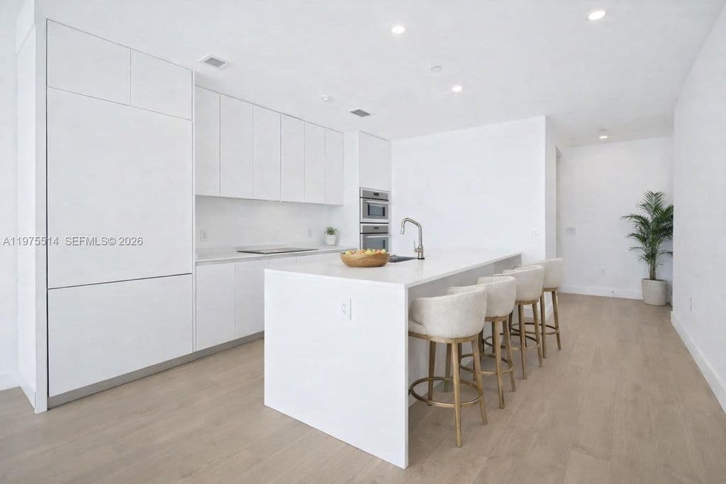 3-bedroom Condo — 700 NE 24th St #805