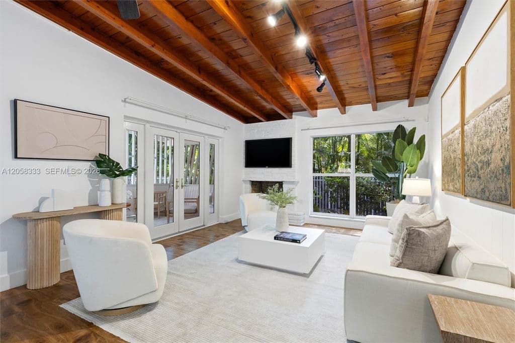 4+1 Müstakil ev — 3700 Loquat Ave