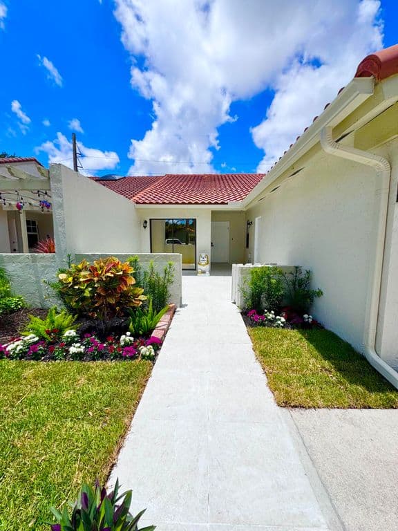 2-bedroom Single-Family Home — 21547 Altamira Avenue