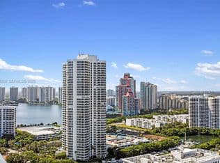 2-bedroom Condo — 19500 Turnberry Way APT 26C, Aventura, 33180