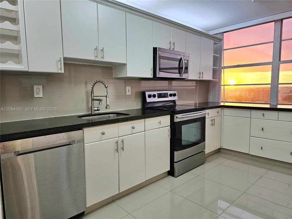 2-bedroom Condo — 18051 Biscayne Blvd APT 1204