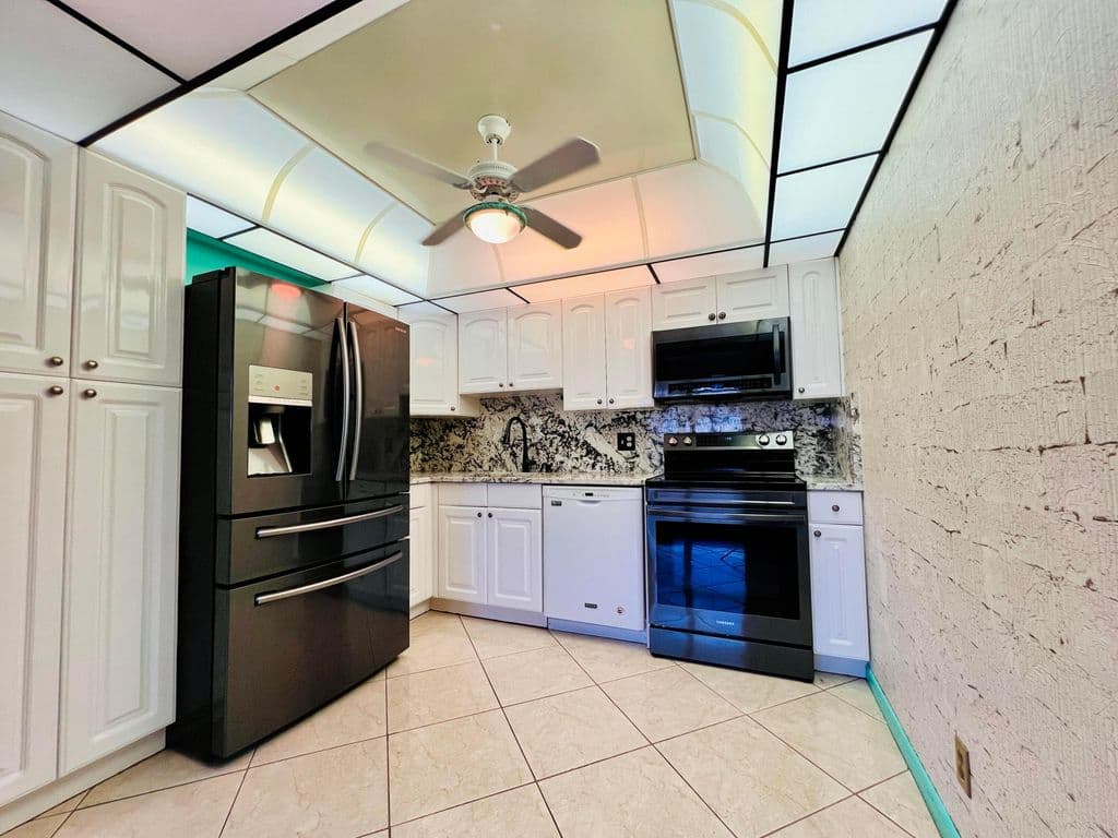 2+1 Condo — 110 Wellington B