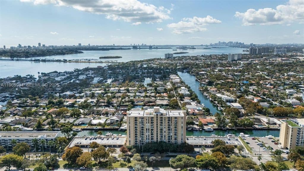 2+1 Condo — 2350 NE 135th St APT 811