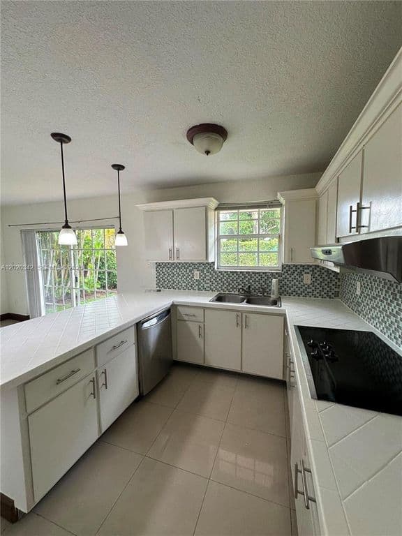 4-bedroom Single-Family Home — 10120 SW 127th Ave