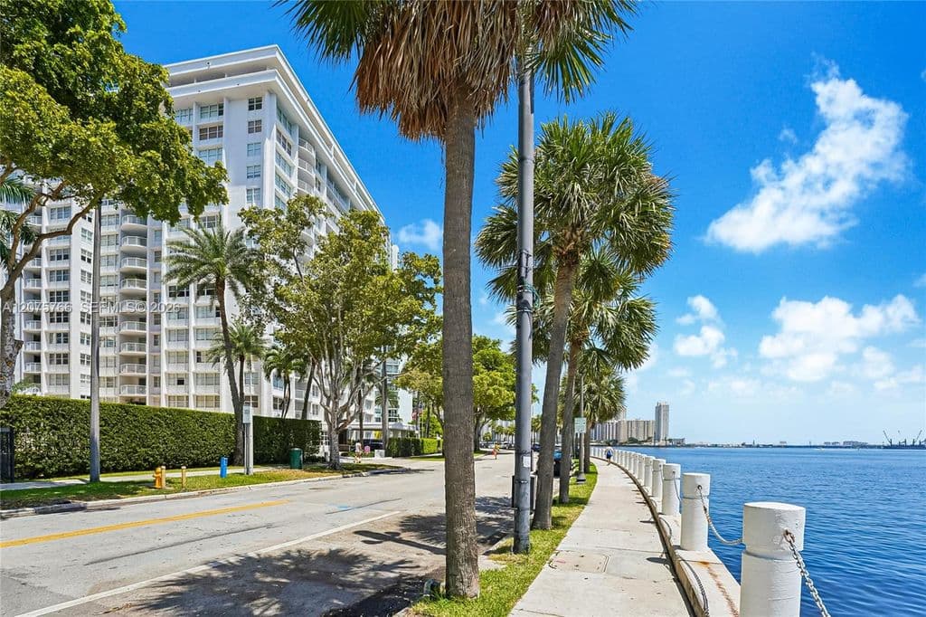 2-bedroom Condo — 1420 Brickell Bay Dr APT 206D
