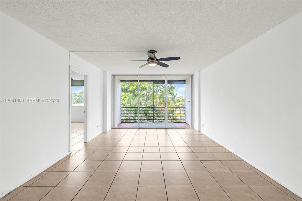 2+1 Condo — 112 Royal Park Dr APT 3A