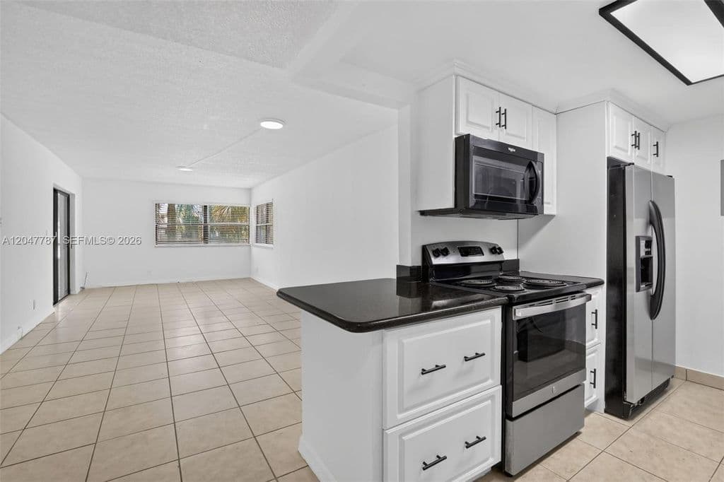 2-bedroom Condo — 220 Lakeview Dr APT 210