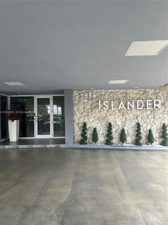 1-bedroom Condo — 1255 Collins Ave APT 705