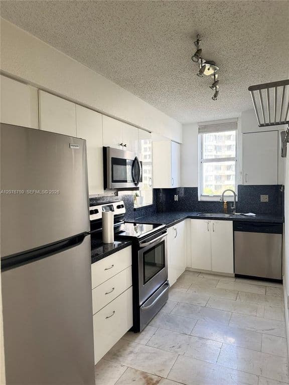 2+1 Condo — 770 Claughton Island Dr APT 601
