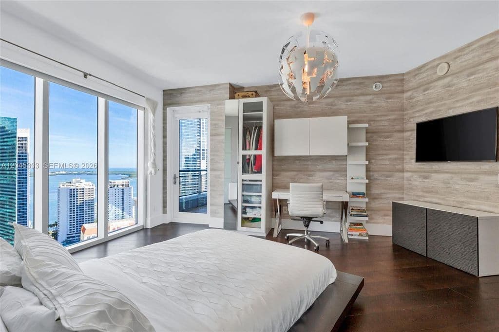 3-bedroom Condo — 60 SW 13th St APT 3200