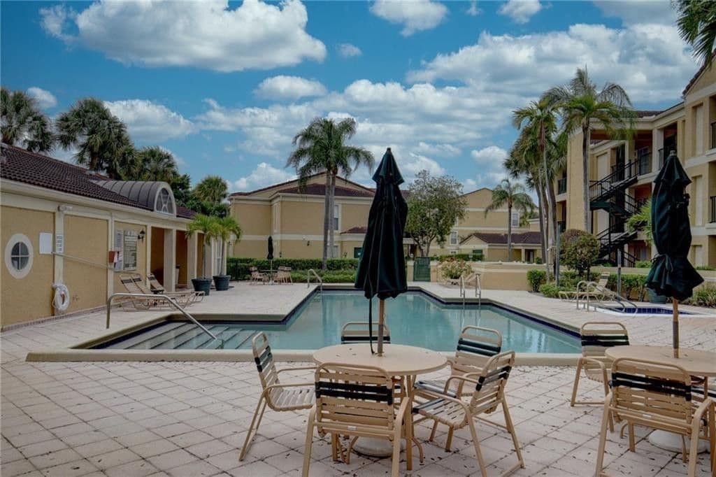 2+1 Condo — 833 RIVERSIDE Drive #824