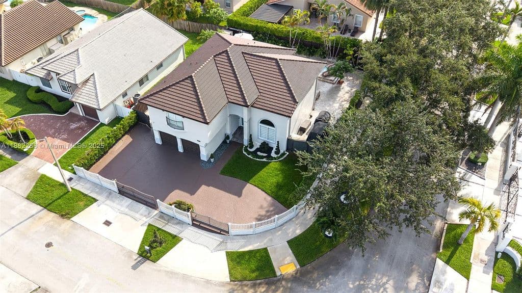 5-bedroom Single-Family Home — 1385 SW 143rd Ct