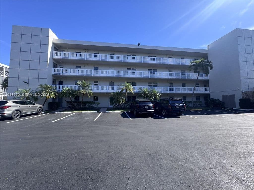 2+1 Condo — 1025 SE 3rd Ave APT 102