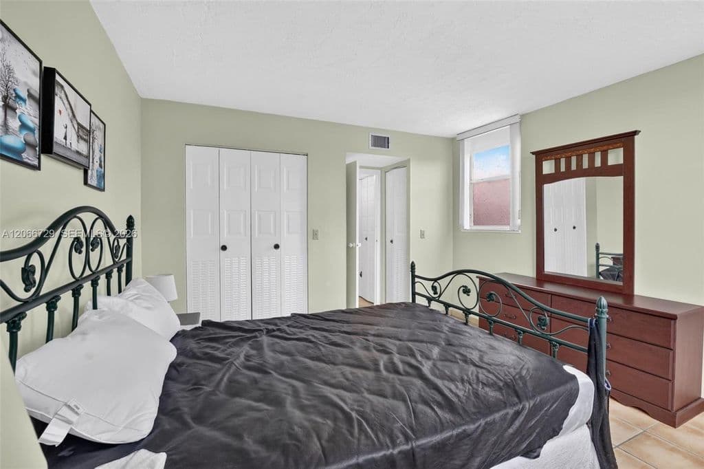 1+1 Condo — 2811 Somerset Dr APT 405